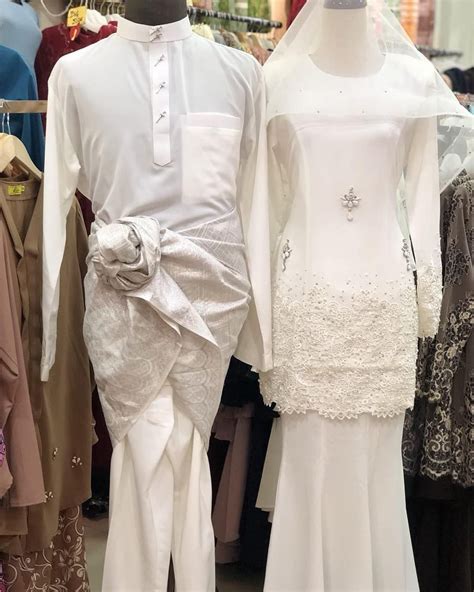 Posted by allazzri at 8:49 hehhehehee.alhamdulillah ngh usha kale yer.must segak.songket putih ngn silver@gold.dua2 ade. 20+ Trend Terbaru Akad Nikah Baju Melayu Putih - JM ...