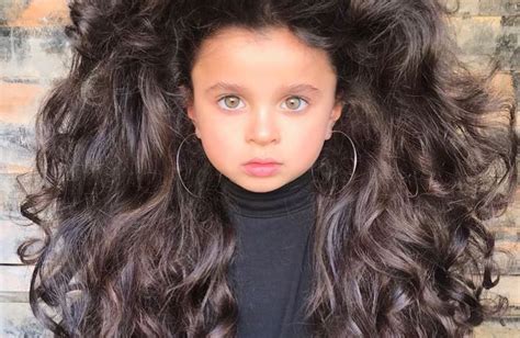People can be born with naturally curly hair, or can perm it to create artificial curls. Les cheveux de cette petite fille de 5 ans, impressionnent ...