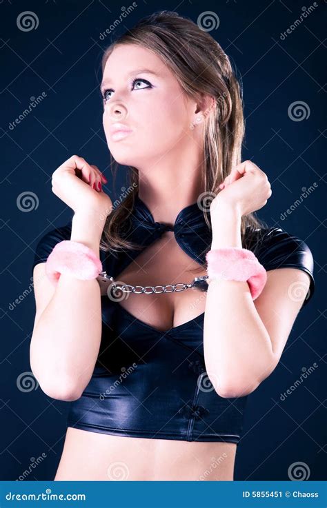 Junge Frau Mit Rosafarbenen Handschellen Stockbild Bild Von Attraktiv Rosa 5855451