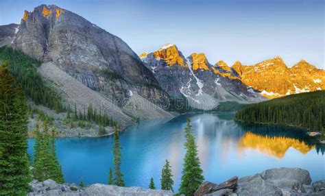 Lac Moraine Banff Np Alberta Canada Image Stock Image Du Rocheux