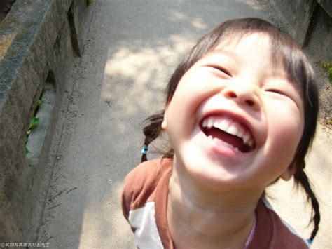 English translation by hoshi yuki. 家族に笑顔と団らんを。笑顔先生の写真集「笑顔咲く」 - ほん ...