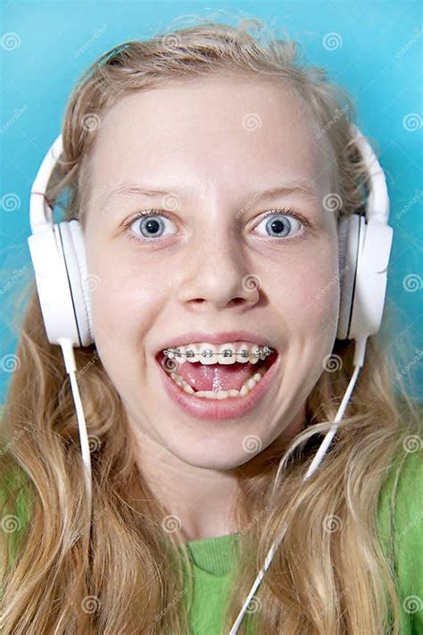 Muchacha Adolescente Que Escucha La Música Imagen De Archivo Imagen De Muchachas Auriculares