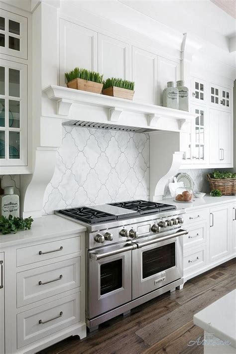 Backsplash instalēšana ne tikai ievērojami uzlabos jūsu virtuves izskatu, bet arī flīzes aizsargās sienu no tādām lietām kā ūdens bojājumi un to ir viegli noslaucīt un tīrīt. More About Awesome Kitchen Ideas Do It Yourself #kitchenideaslt #kitchenremodelinginscottsdale # ...
