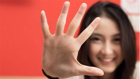 女性の指の長さは性的指向と関係か英研究 BBCニュース