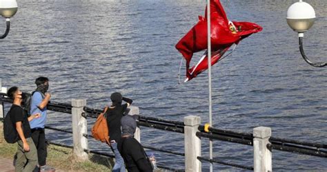 Hong Kong da sular durulmuyor Çin bayrağı nehre atıldı Son Dakika