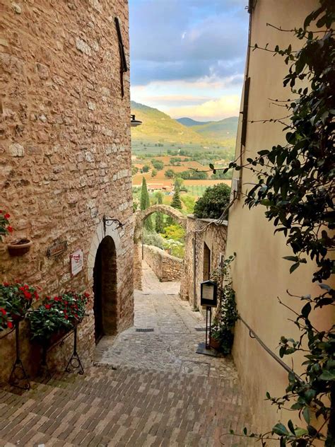 Discover Spello A Gorgeous Hill Town In Umbria Italy