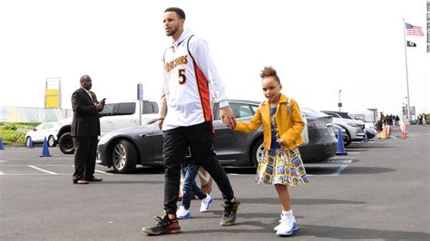 Steph Curry And Daughter Riley Share Adorable Courtside Handshake Cnn