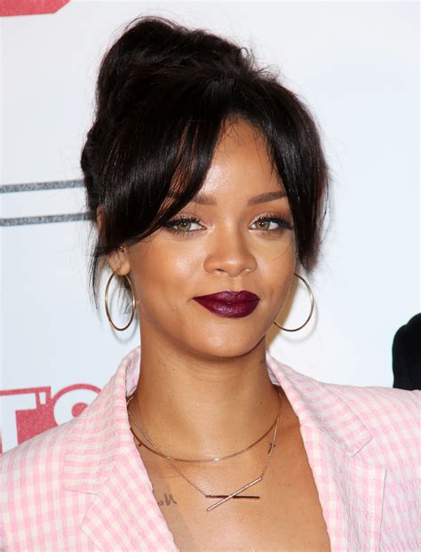 Rihanna Accessorizes Her Athleisure With A Flip Phone Rihanna Glam
