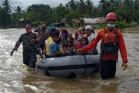 Tim Sar Gabungan Bantu Warga Korban Banjir Di Halut Mulai Evakuasi