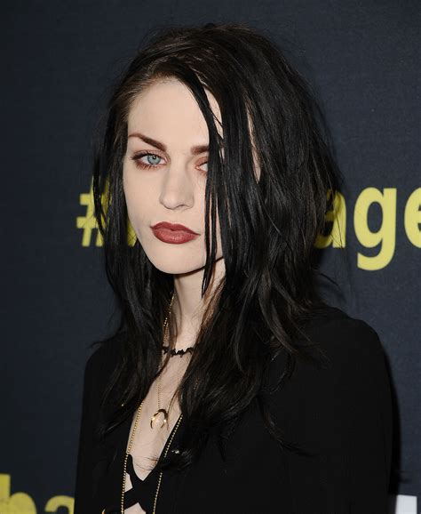 Frances bean cobain kurt cobain all black outfit casual pretty people beautiful people female drummer kurt and courtney grunge hair soft frances bean cobain is marc jacobs's latest muse. Frances Bean Cobain wird 23: „Rührende" Zeilen an Courtney
