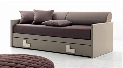 Nel nostro assortimento trovi un'ampia scelta di divani in tessuto e in pelle, divani letto angolari, elementi con contenitori interni e divani con fodere asportabili e lavabili. Divano Letto Singolo Estraibile