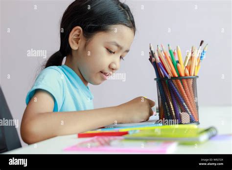 Fille Dessiner Crayon Crayon Banque De Photographies Et Dimages à