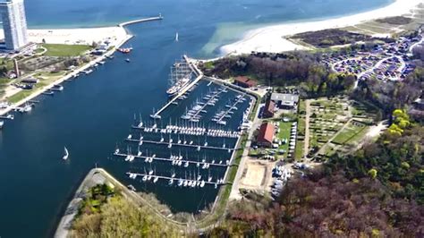Mit wunderschönen sandstränden, traumhafter natur und den beliebten seebädern bietet die ostsee verschiedenste möglichkeiten einen erholsamen urlaub zu erleben. Das exklusive Ostsee-Ferienresort Priwall Waterfront - YouTube