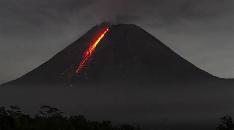 Mengejutkan Erupsi Merapi Awan Panas Meluncur Meter