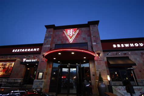 BJ's Restaurant & Brewhouse - Youngstown Live