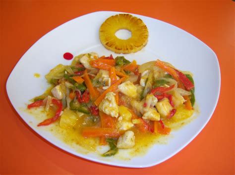 Cuando veas que está medio hecho lo. Salteado de verduras con pollo y piña al curry (3.3/5)