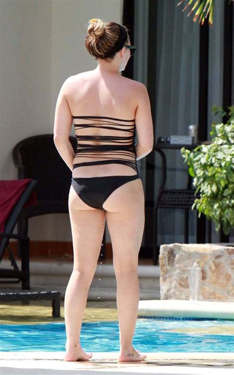 Hilary Duff Exposing Her Fucking Sexy Body And Hot Ass In Bikini On