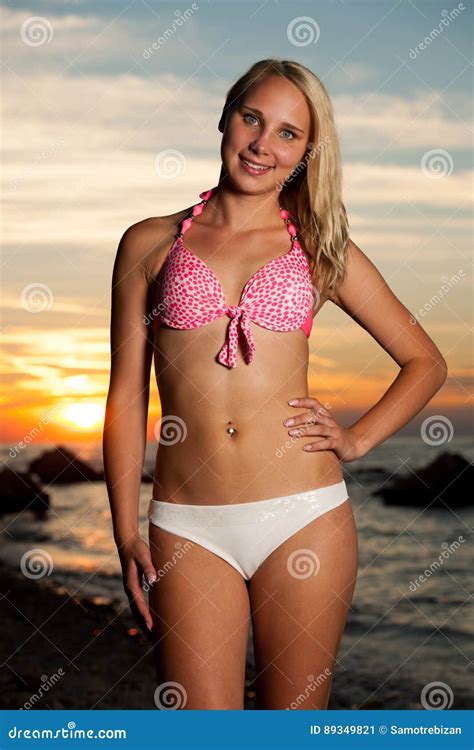 giovane donna sulla spiaggia al tramonto un giorno di estate caldo immagine stock immagine di