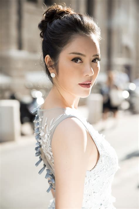 Đến nay họ vẫn giữ mối quan hệ thân thiết dù ít có dịp gặp nhau. Lý Nhã Kỳ diện cây hàng hiệu hơn 4 tỷ lộng lẫy trên thảm ...