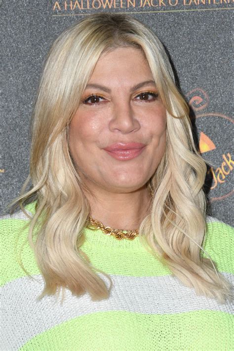 She is also an author and she released her autobiography named stori telling in the year 2008. Les problèmes d'argent et de couple de Tori Spelling (Donna)