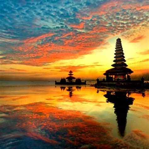 The temple was built in the year 1926 and is dedicated in the honor of the godde. A beautiful pic of Pura Ulun Danu Bratan Water Temple in ...