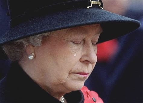 Queen Elizabeth In Mourning After Suffering Devastating Loss