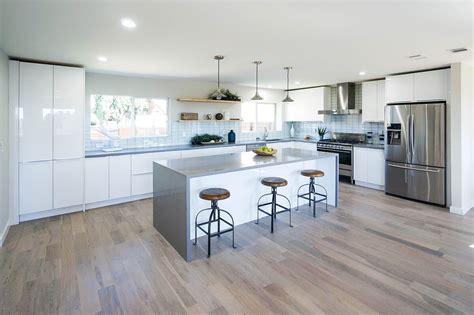 A brilliant center island in staggered heights accommodates the culinary master and dining enthusiast. Hi Gloss White | Cabinet City Kitchen and Bath
