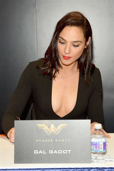 spreading love and joy gal gadot s wonder woman autographs at san diego comic con 2016