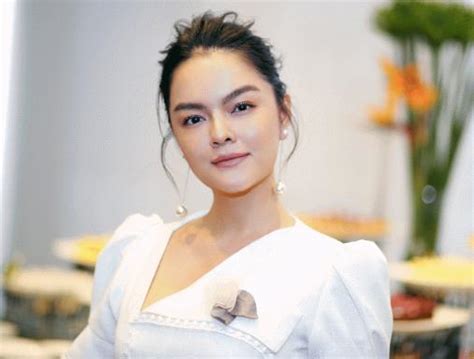 Lệ quyên và phạm quỳnh anh là 2 người đẹp 8x có gu ăn mặc gợi cảm, táo bạo khiến gái đôi mươi cũng phải trầm. Phạm Quỳnh Anh co ro ngồi ôm con gái trên máy bay