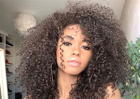 Cheveux afros : Les tips les plus simples pour des boucles ...