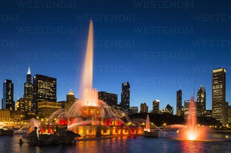 Usa Illinois Chicago Millennium Park With Buckingham Fountain At