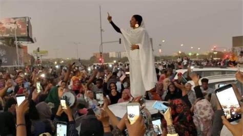 انقلاب السودان مسيرات نسائية دعما لضحايا اغتصاب بين متظاهرات ذكرى الثورة Bbc News عربي