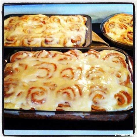 Preheat oven to 350°f and line a baking sheet with parchment paper. Pioneer Woman's Cinnamon Rolls - loversrecipes