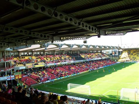 The smoke flare exploded in one of the empty stands just before. Vicarage Road - Info-stades
