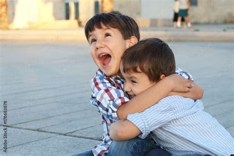 Niños Felices Abrazados Al Atardecer Foto De Stock Adobe Stock