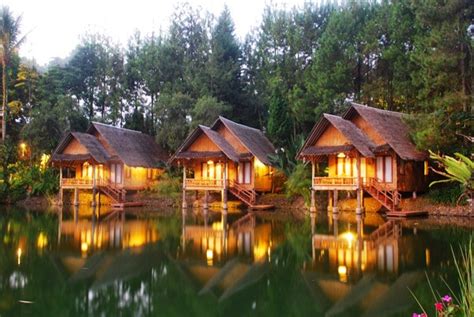 Untuk lantai biasanya dari bambu atau ia akhirnya sampai ke daerah neglasari yang terletak di tepi sungai di kaki sebuah bukit. Review Sapu Lidi Cafe Sawah dan Kampung Sampireun Resort ...