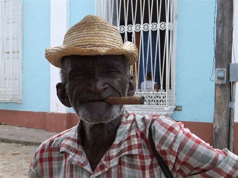 Un Viejo Hombre En Las Calles De Trinidad Cuba Viejitos Personajes