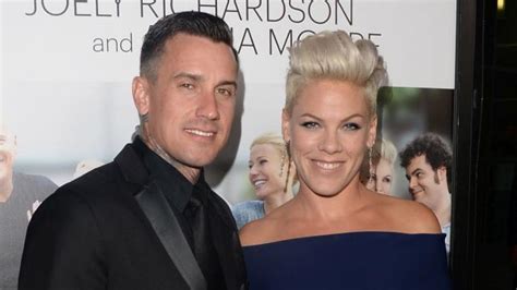 Punky pop singer pink and her fiancé, motocross racer and the surreal life star carey hart, wed in costa rica on saturday, people has been told exclusively. Pink Shows Off Push Present From Husband Carey Hart: 'I ...