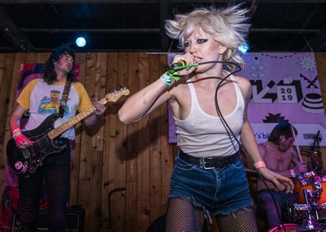 Amyl And The Sniffers Mujeres Podridas Hotmom Music Calendar The