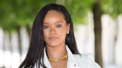 Rihannas White Eyeliner May Be A New Fenty Beauty Product Allure