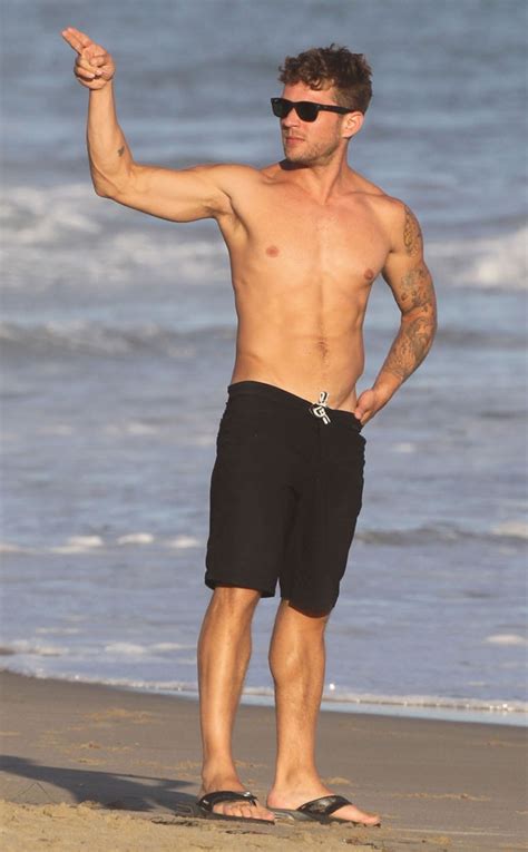 See Ryan Phillippe Shirtless And And Flexing His Muscles On The Beach