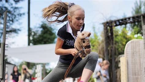 Hobby Horsing : Le Nouveau Sport en Vogue chez la Génération Z