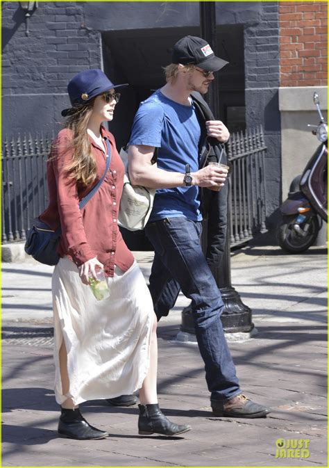 Elizabeth Olsen And Boyd Holbrook Soho Strolling Couple Photo 2845888