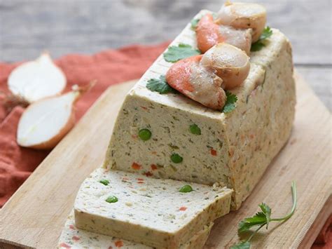 Suivez les conseils de delphine et tanguy pour réaliser pas à pas une. Terrine de Saint-Jacques aux petits légumes facile ...