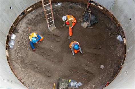 Crossrail Archaeologists Discover 14th Century Bubonic Plague Victims