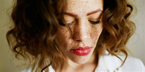 How To Apply Makeup When You Have Freckles According To Makeup Artists Self