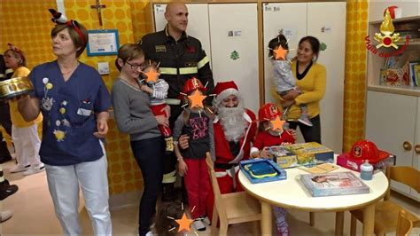 Via ambrogio uboldo , cernusco sul naviglio Milano, i vigili del fuoco donano giocattoli ai bambini ricoverati all'ospedale Uboldo