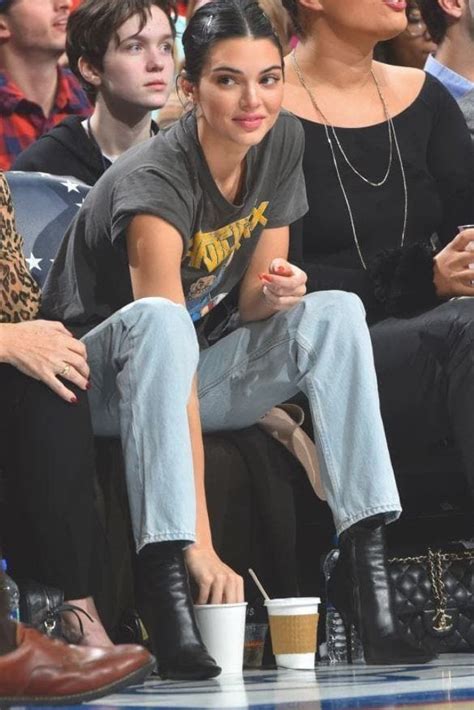 Kendall Jenner Sitting Courtside At A Basketball Game Looks Looks Vintage Femininos Modelos