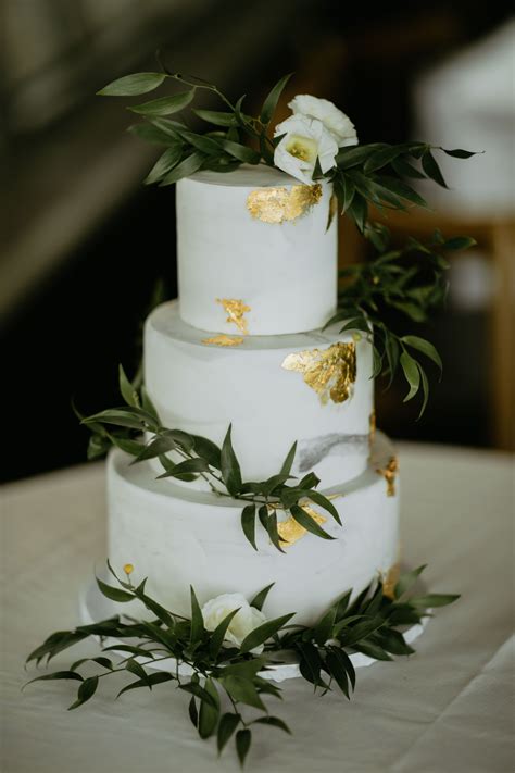 We did not find results for: Italian ruscus and lisianthus blooms cake decorations ...
