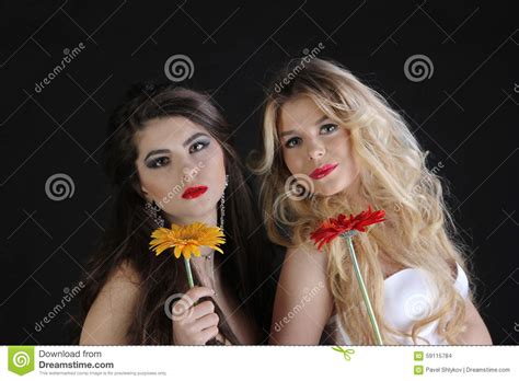 femelle deux sexy chaude dans la lingerie avec des fleurs photo stock image du attirance